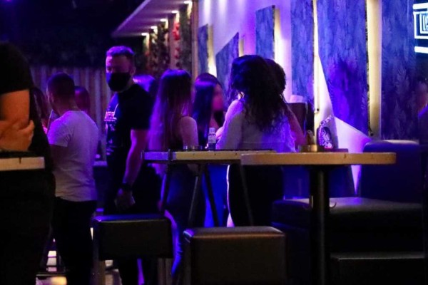 Άλλαξαν όλα: Γιατί οι Έλληνες επιλέγουν πλέον την κατ’ οίκον διασκέδαση; – Ελλάδα