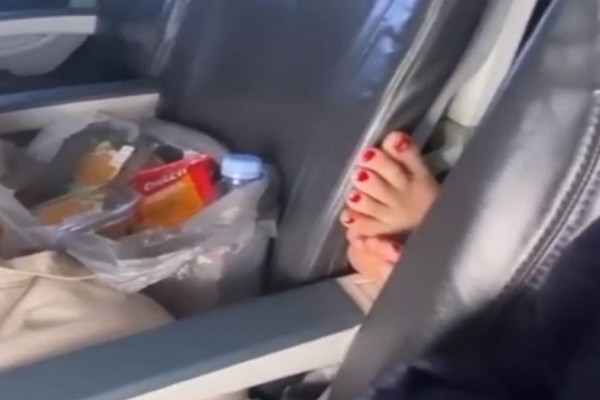 Μην μας τύχει! Αγενέστατη επιβάτης σε αεροπλάνο βάζει τα πόδια της στο κεφάλι άνδρα (video) – Funny-Περίεργα