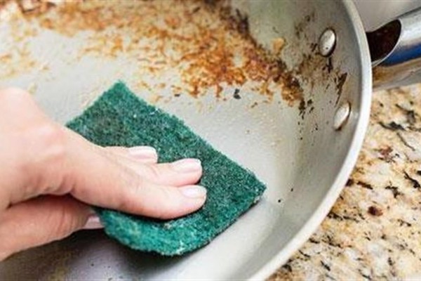 Καμένα λίπη; Το απρόσδοκητο κόλπο για να τα ξεφορτωθείτε – Σπίτι