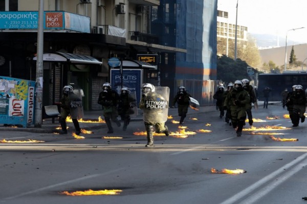 Θεσσαλονίκη: Ελεύθερη με όρους η 26χρονη για τη μολότοφ – Ελλάδα