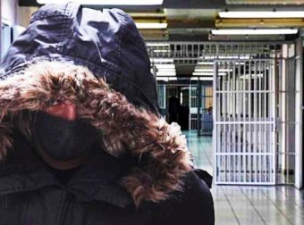 Σuvαγερμός για την Ρούλα Πισπιρίγκου: Χτυπάει το κεφάλι της στον τοίχο του κελιού της