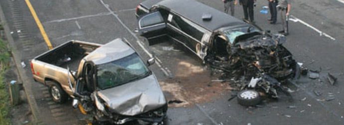 Μεθυσμένος οδηγός πέφτει στο αυτοκίνητο της οικογένειας της νύφης, στη συνέχεια η αστυνομία κάνει μια φρικτή ανακάλυψη