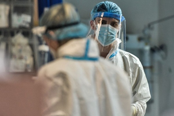 Ασφυκτική πίεση στα νοσοκομεία λόγω Όμικρον – "Εξαντλούνται και τα ράντζα" – Ελλάδα