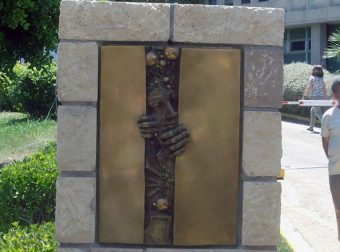 «Σπρώχτε ρε όλοι να διοριστούμε» -Το Twitter γελάει με το Μνημείο της ΕΡΤ