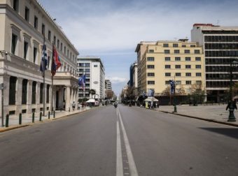 Πάσχα 2023: Εικόνες «Δεκαπενταύγουστου» στην Αθήνα – Έρημη πόλη με ελάχιστους περαστικούς (φωτο)