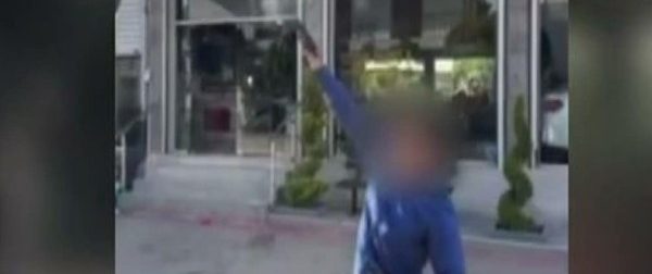 Άνω Λιόσια: Νεαρός με δύο όπλα στα χέρια πυροβολεί στη μέση του δρόμου – Ανθρωποκυνηγητό για τον εντοπισμό του (video)