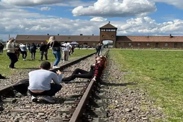 Σάλος στο Άουσβιτς: Επισκέπτρια πόζαρε χαμογελαστή στις σιδηροδρομικές γραμμές που οδήγησαν στον θάνατο εκατοντάδες χιλιάδες ανθρώπους